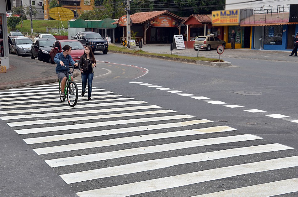 Faixas de segurança da rua Francisco Vahldieck recebem manutenção