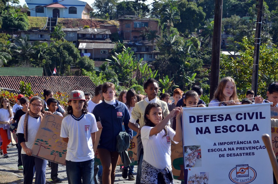 Defesa Civil une estudantes e realiza passeata em favor da prevenção