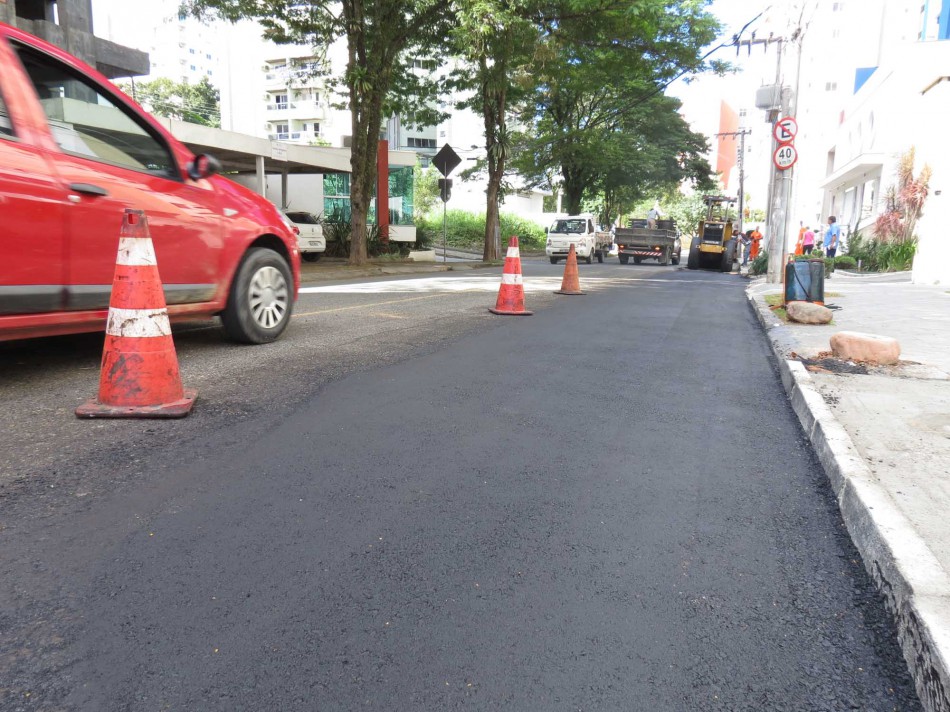 Prefeitura recupera pavimentação asfáltica da rua Max Hering