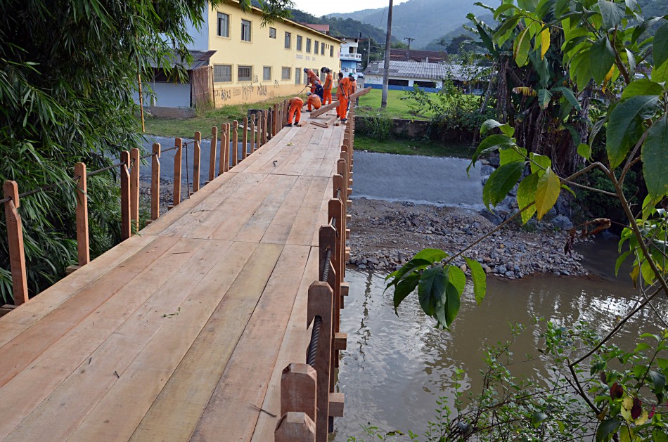 Prefeitura faz manutenção em ponte do bairro Garcia