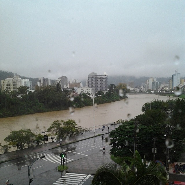 Fortes chuvas fazem nível do rio subir e mobilizam equipes da Prefeitura