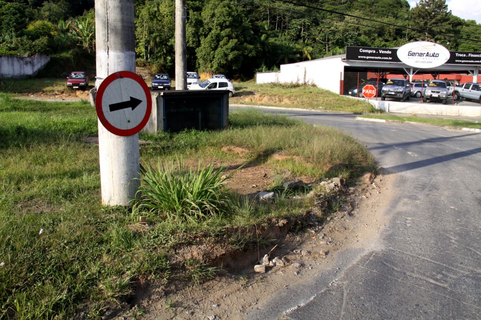 Rotatória da rua Água Branca passa por conserto nesta terça-feira