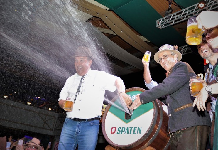 Sangria do primeiro barril de chope marca abertura da 39ª Oktoberfest
