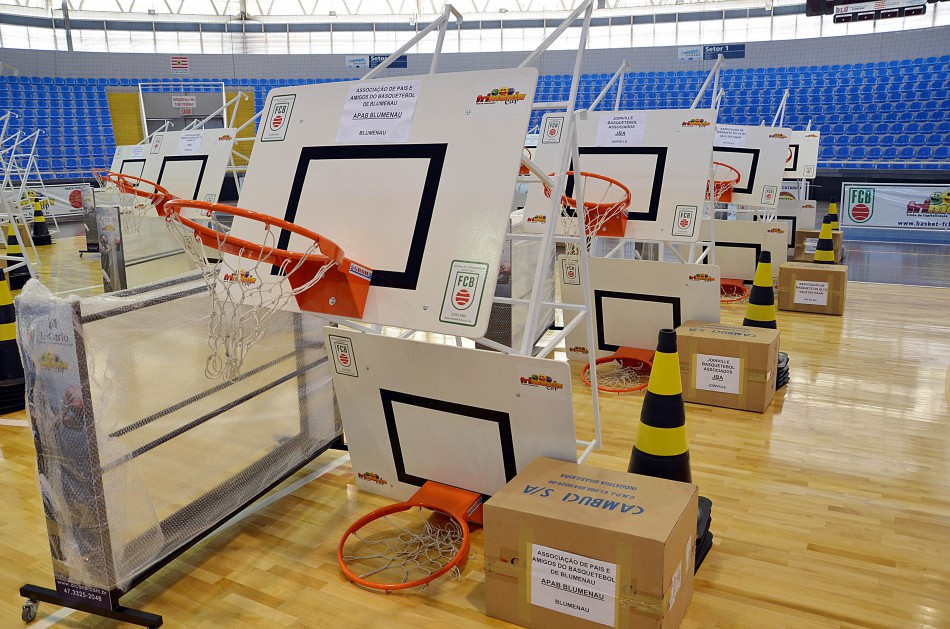 Equipes blumenauenses de basquetebol recebem materiais esportivos
