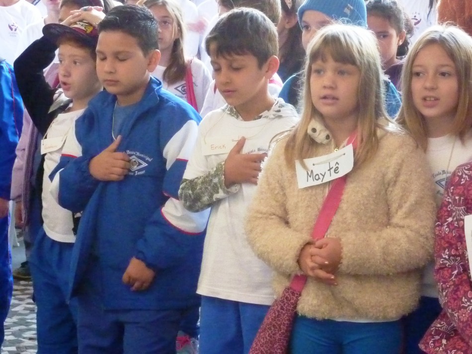 Fenatib inspira senso patriótico nas crianças