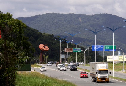Iluminação dos viadutos da Via Expressa recebe manutenção