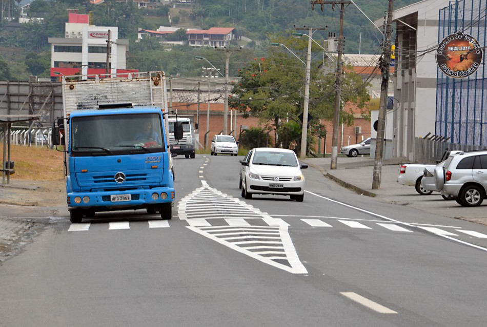Prefeitura inicia implantação de ilha de segurança na rua 25 de julho