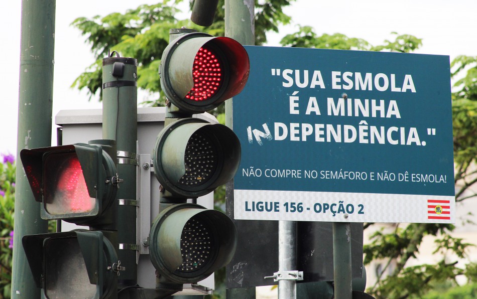 Prefeitura instala placas com orientação para não dar esmola nos semáforos