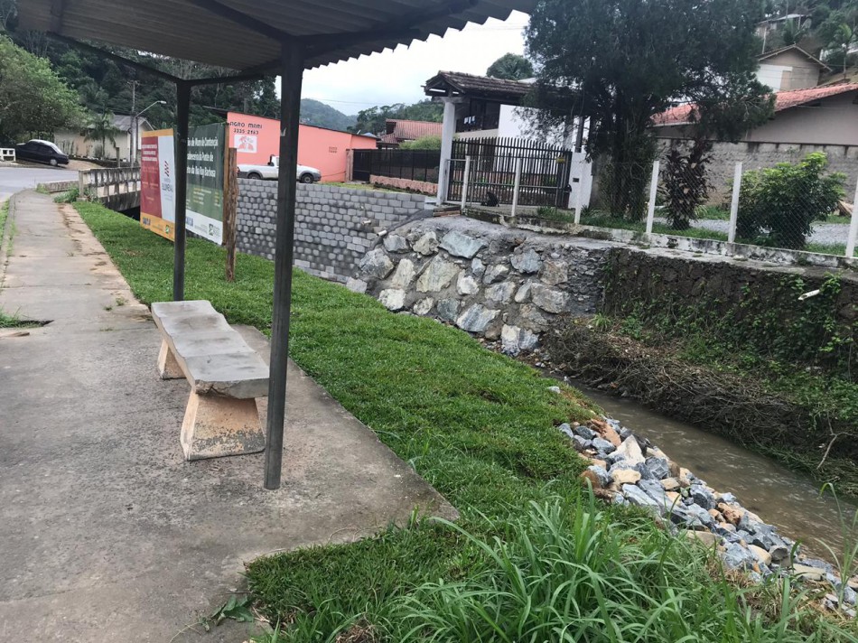 Reforço em cabeceira na Ponte da Rua Ruy Barbosa em fase de acabamento