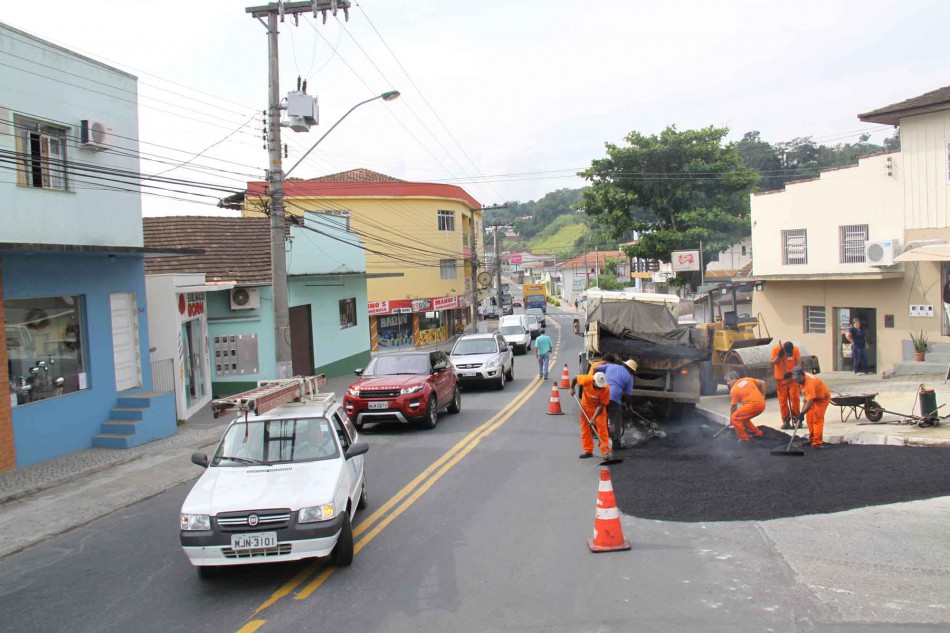 Rua Frei Estanislau Schaette ganha minirrotatória para melhorar o trânsito