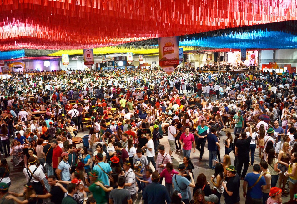 Oktoberfest Blumenau promove noites especiais para grupos Stammtisch