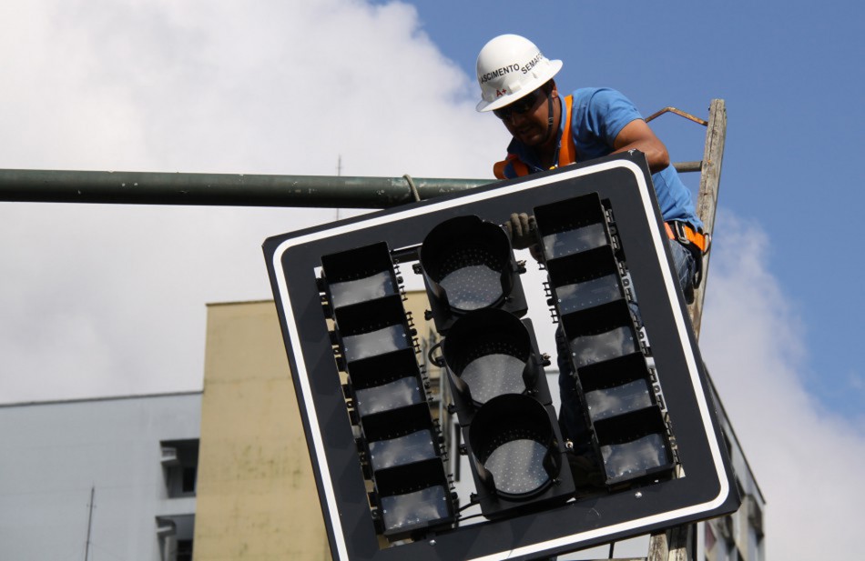 Prefeitura avança na modernização do sistema semafórico da cidade