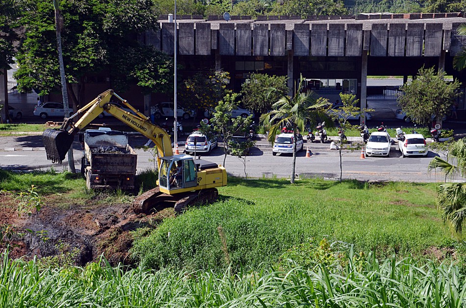 Córrego próximo da Rodoviária passa por limpeza