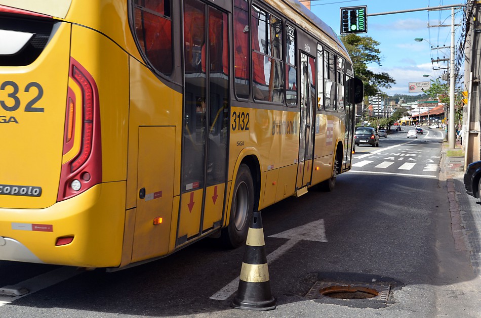 Obras interditam parcialmente corredor de ônibus da rua 7