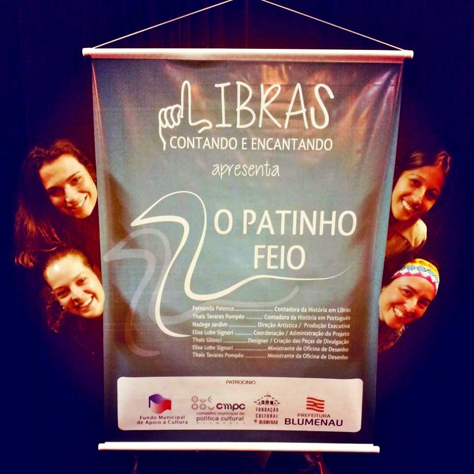 Grupo conta a história O Patinho Feio em Libras