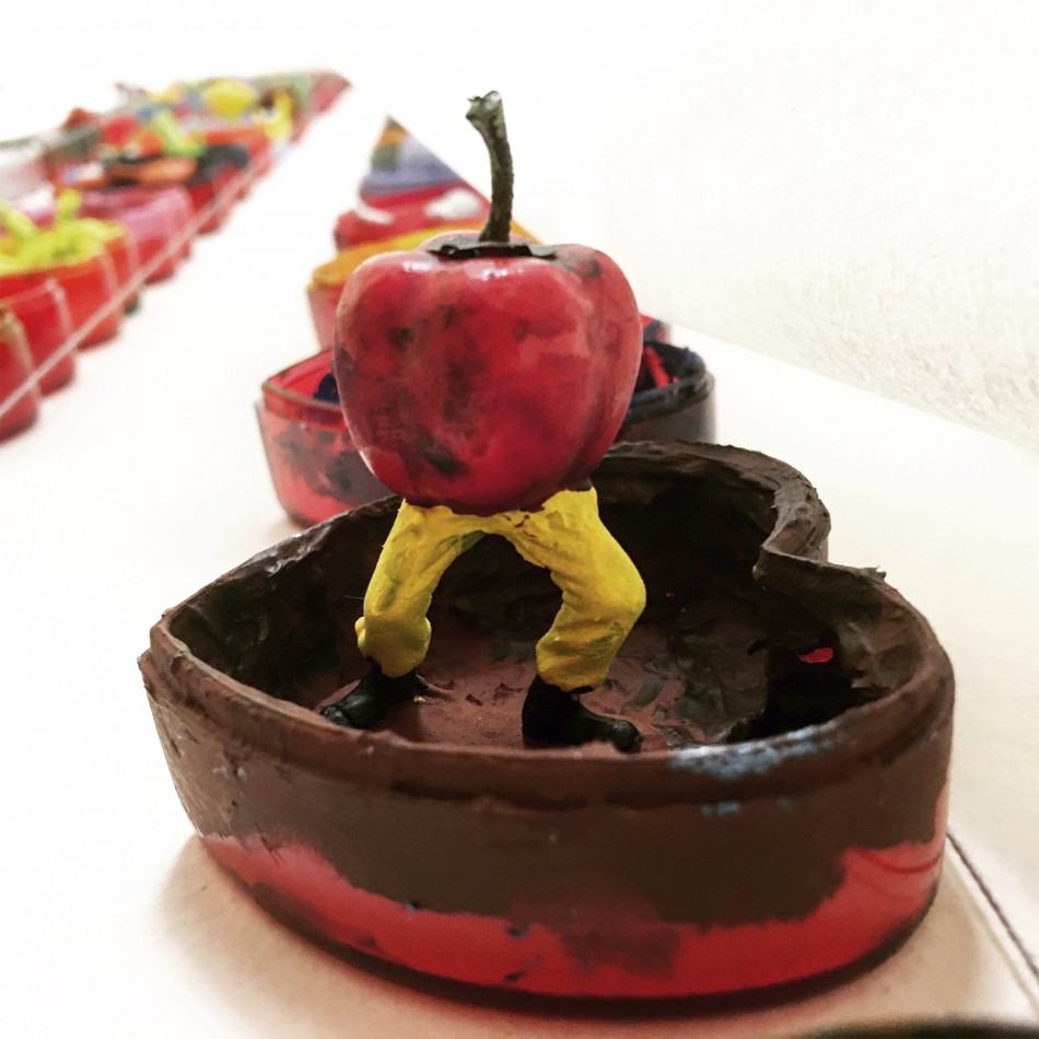 Miniesculturas expõem a fragilidade das crianças