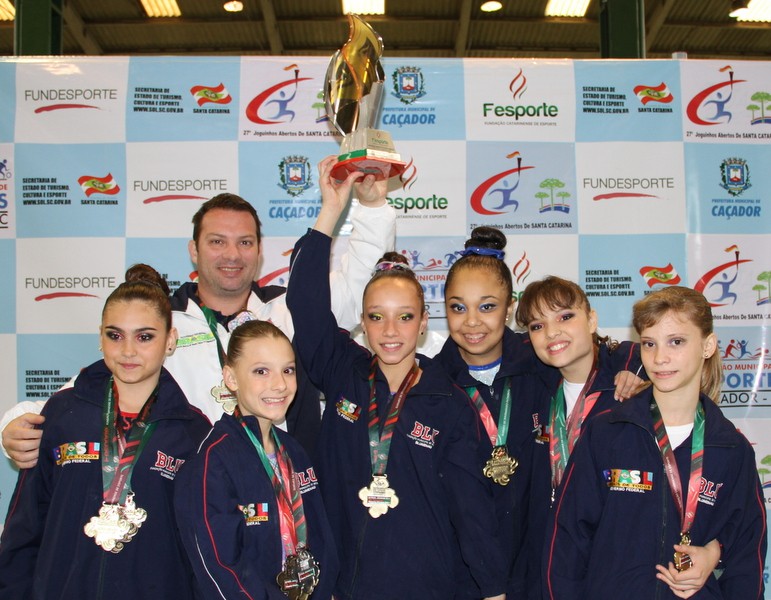 Meninas de Blumenau recebem o título de campeãs da ginástica artística