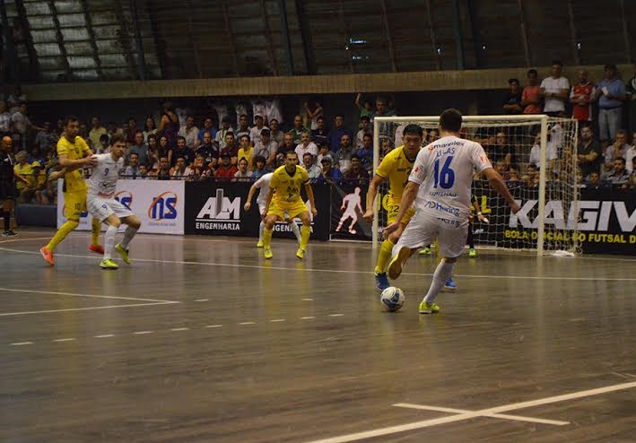 Blumenau vence a Assoeva e se classifica às quartas de final da Liga Futsal