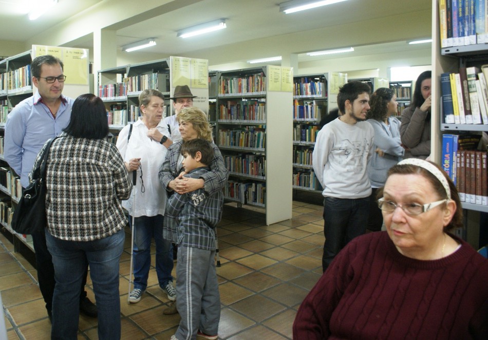 Bolo no formato de livro marca 62 anos da biblioteca