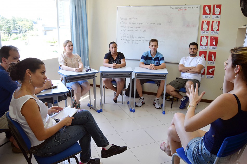 Professores participam de oficina sobre Língua Brasileira de Sinais