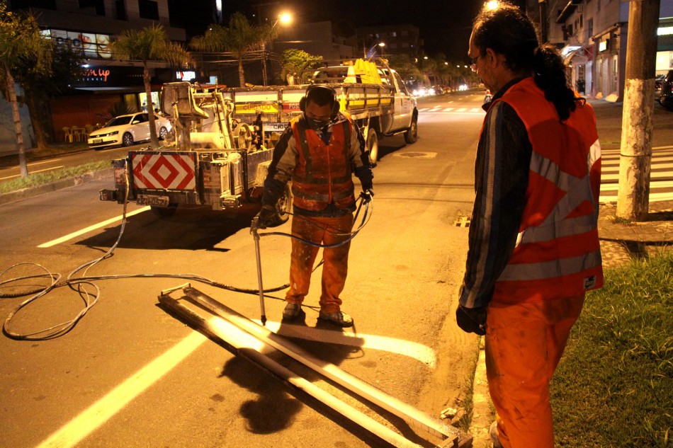 Prefeitura faz manutenção na sinalização horizontal da rua Antônio da Veiga 