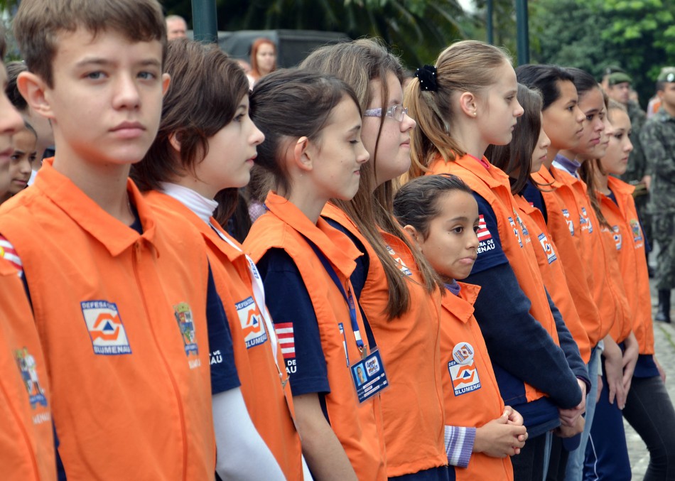 Agentes mirins palestram aos alunos da Escola Básica Norma Hubert