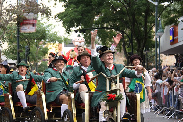 Desfiles da Oktoberfest Blumenau mostram a cultura e tradições da cidade