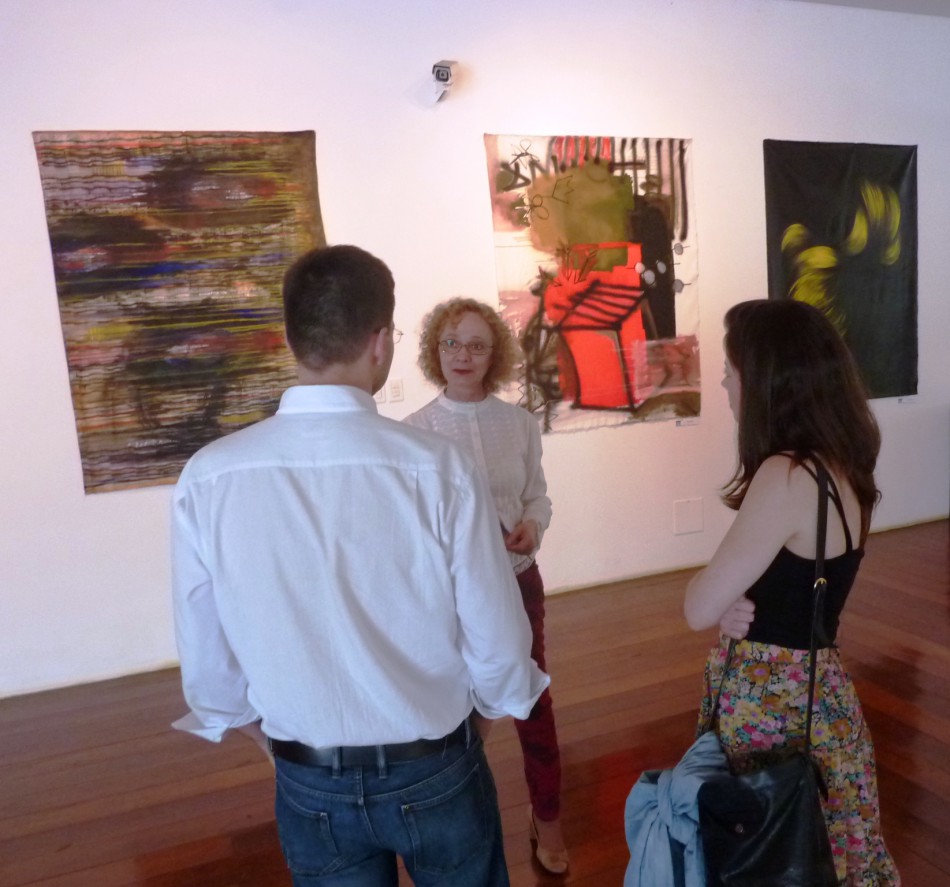 Turista londrina visita exposições do MAB