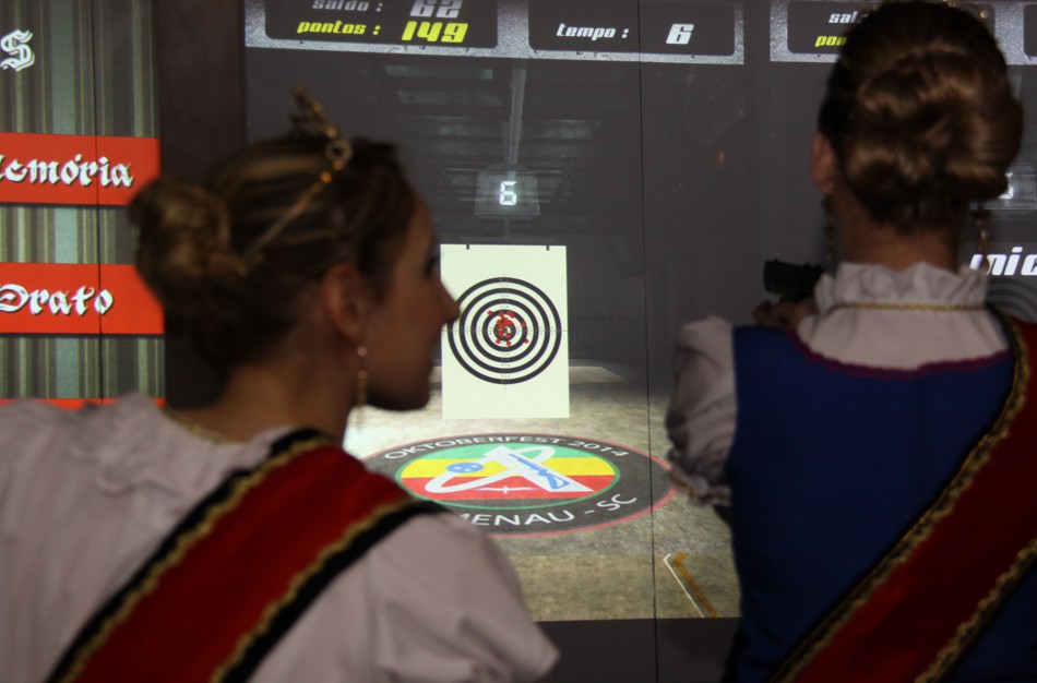 Atividades típicas podem ser praticadas na Oktoberfest Blumenau