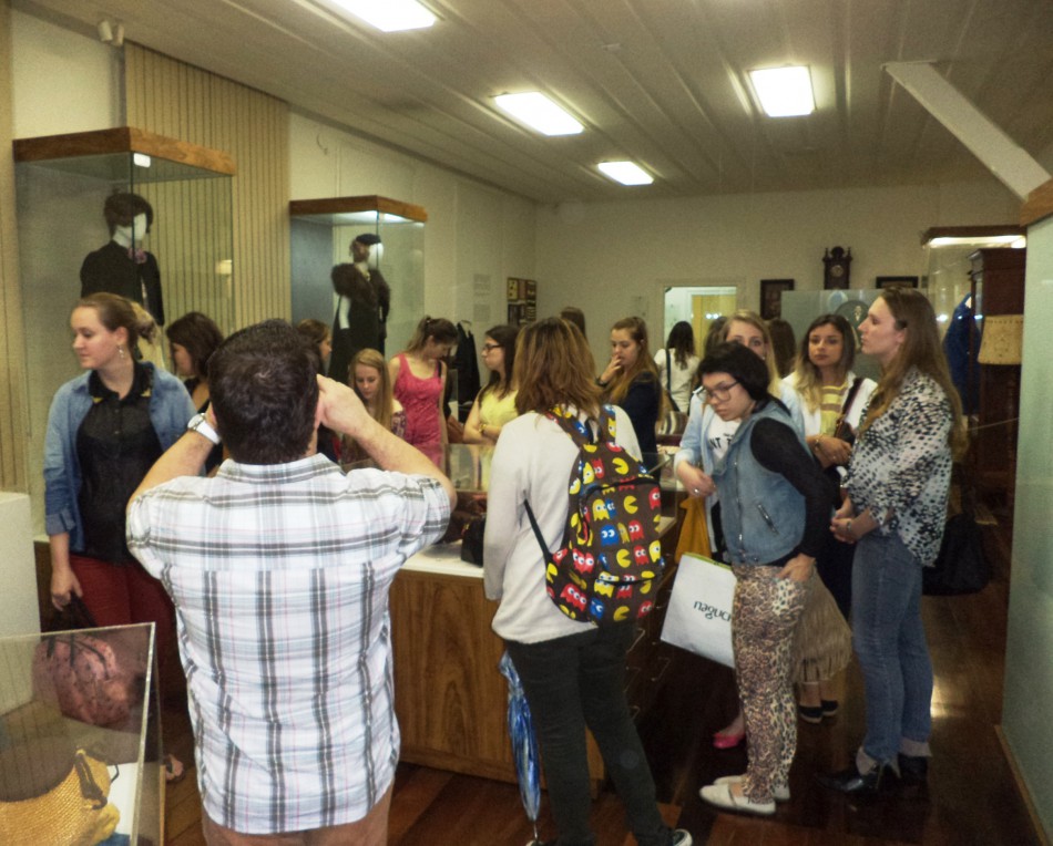 Curso de Moda participa de visita noturna a museu