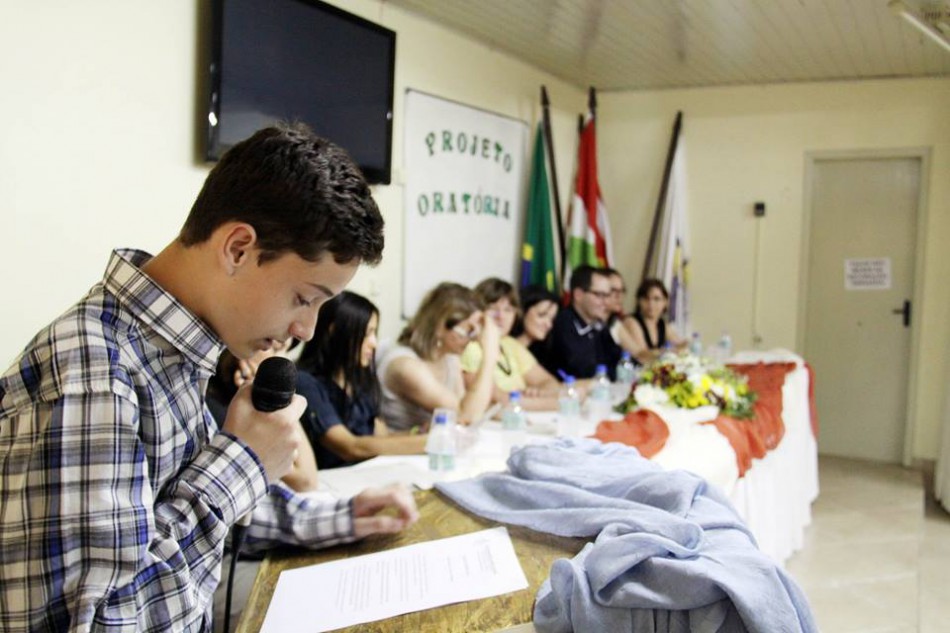 Projeto Oratória nas Escolas leva conhecimento aos estudantes