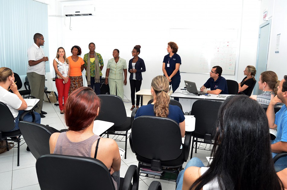 Grupo de haitianos visita a ETSUS Blumenau