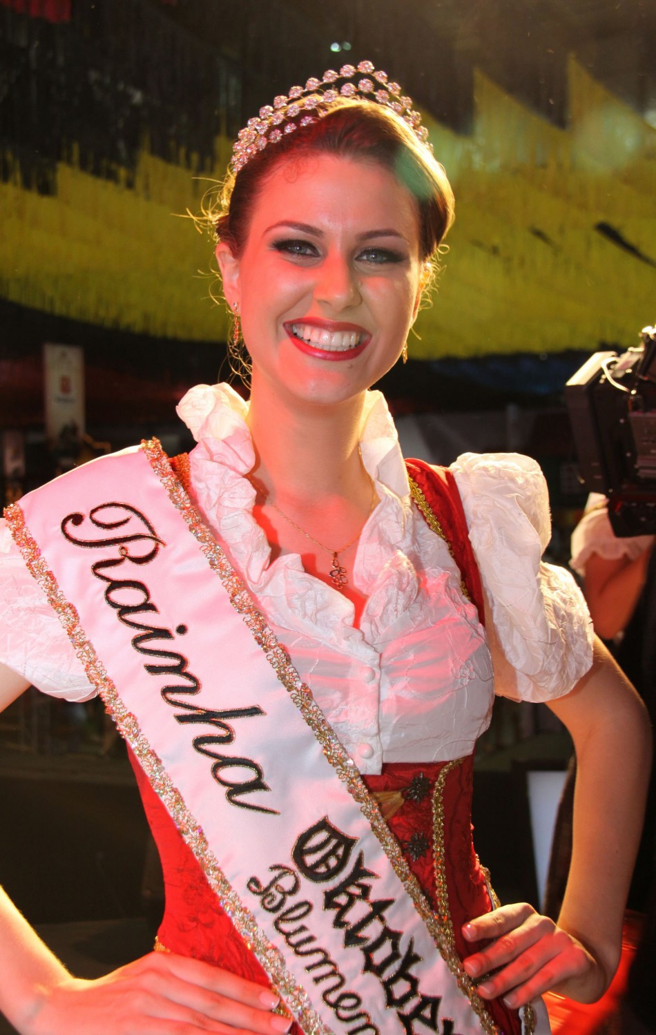 Tamiris Gallois Ficht é eleita rainha da 32ª oktoberfest