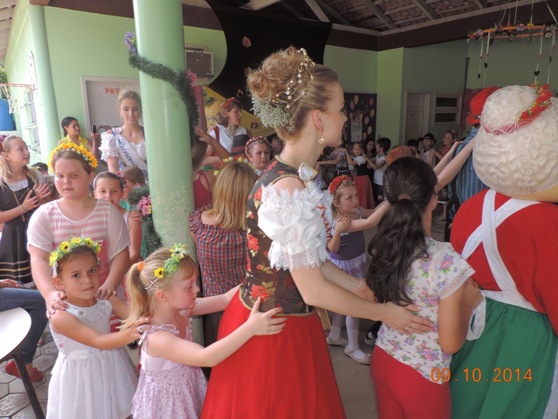 Mini Oktoberfest anima alunos na Vila Itoupava