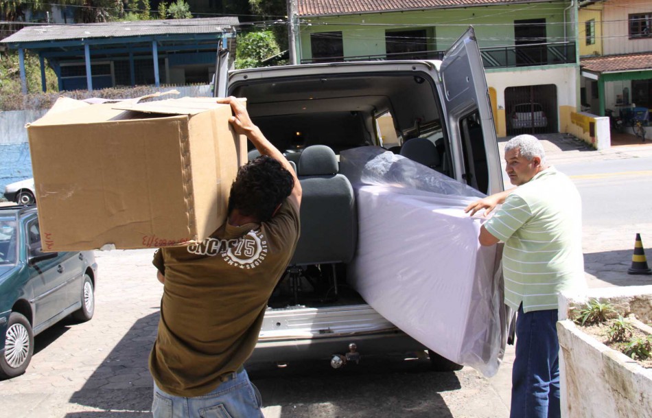 Van lotada de donativos é encaminhada para vítimas de Lages