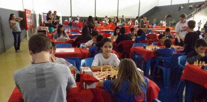 Enxadristas disputam competições na EBM Francisco Lanser