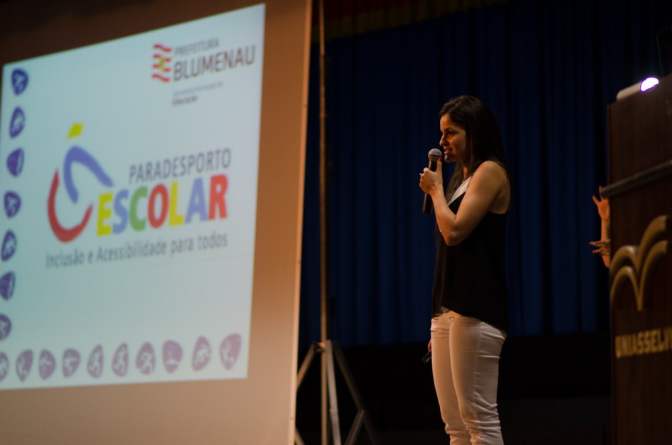 Fisioterapeuta do paradesporto blumenauense palestra para acadêmicos