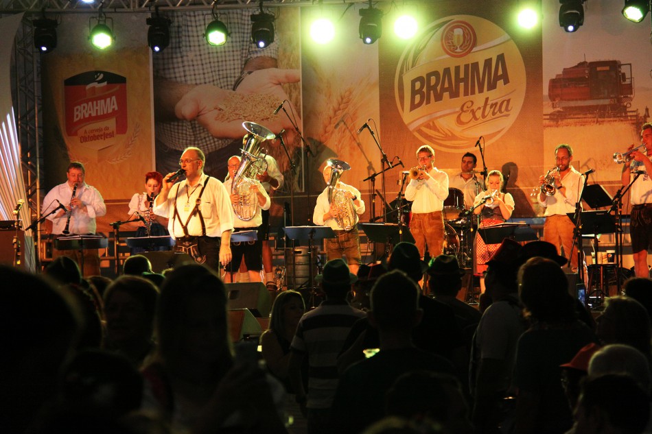 Bandas alemãs fazem sucesso na 31ª Oktoberfest