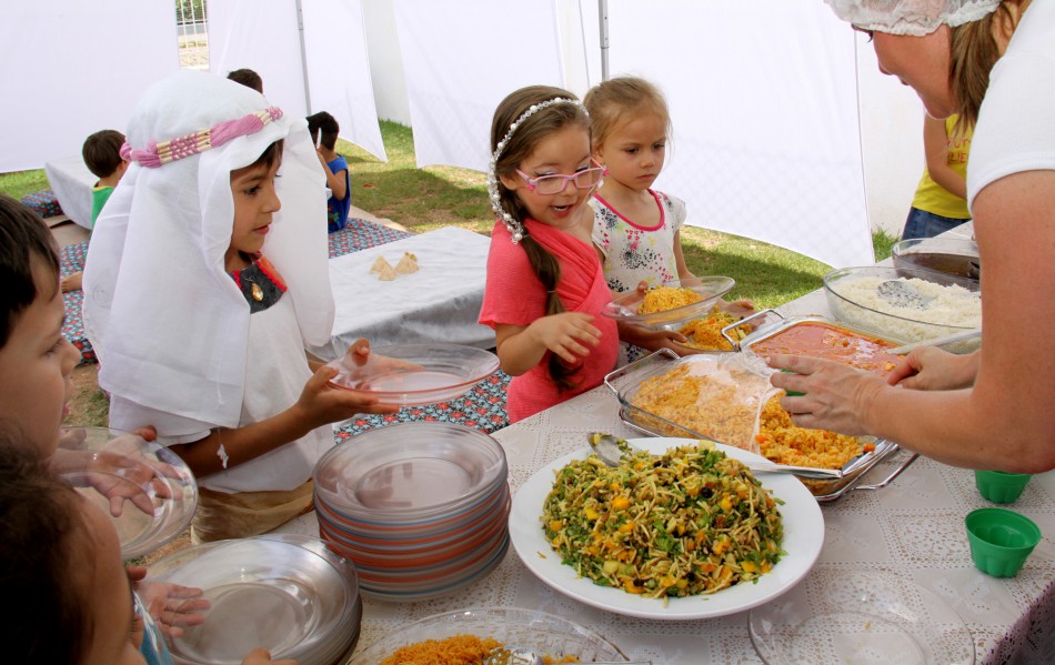 Crianças aprendem sobre cultura dos continentes através da culinária