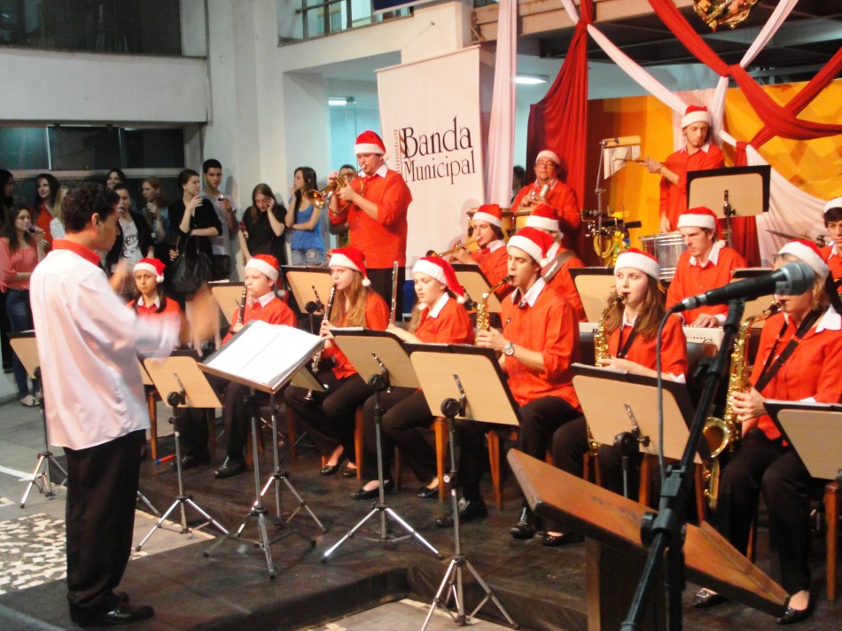 Banda Noel anima programação do Natal nos Bairros