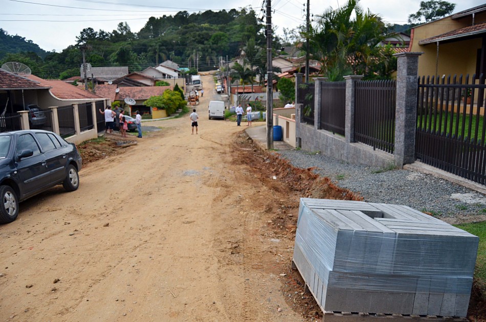 Ruas Francisco Deschamps e Helmuth Rautenbert serão pavimentadas