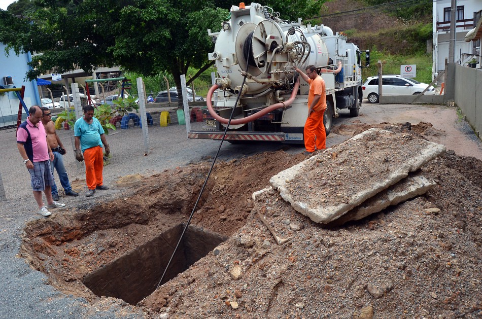 Prefeitura intensifica limpeza de tubulações no final de semana