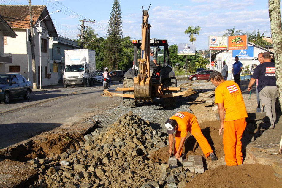 Itoupava Central passa por obras para melhorar tráfego na região