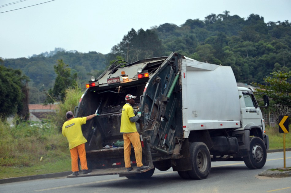 Coleta de lixo tem novo horário em Blumenau