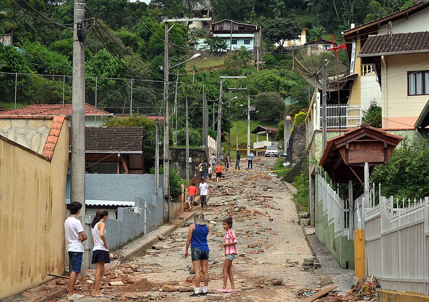 Defesa do Cidadão faz desmanche de casa atingida na rua Belo Horizonte