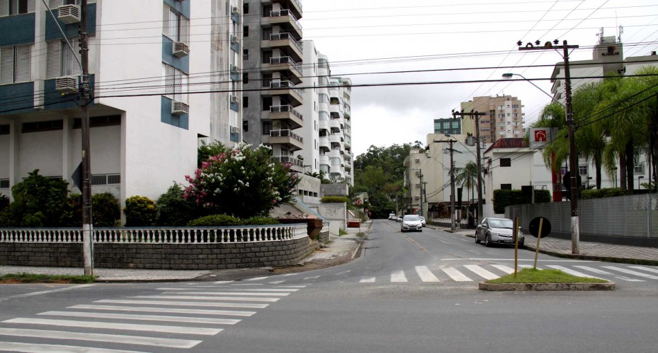 Prefeitura faz melhorias na esquina da Nereu Ramos com Rodolfo Ferraz