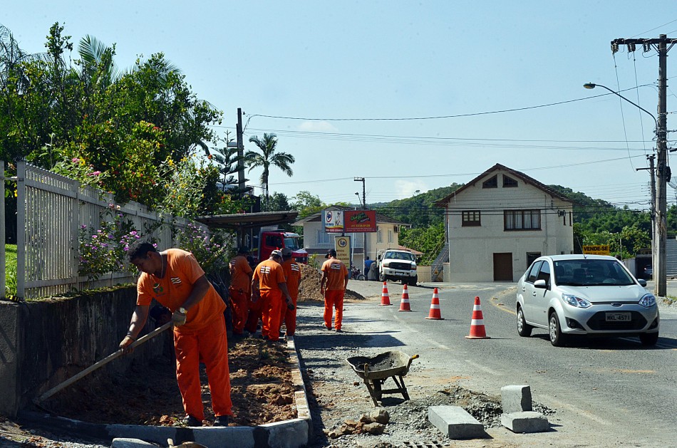 Prefeitura inicia instalação de semáforo na rua Gustavo Zimmermann