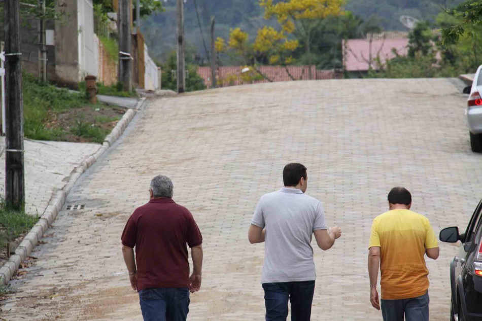 Três ruas têm nova pavimentação entregue à comunidade