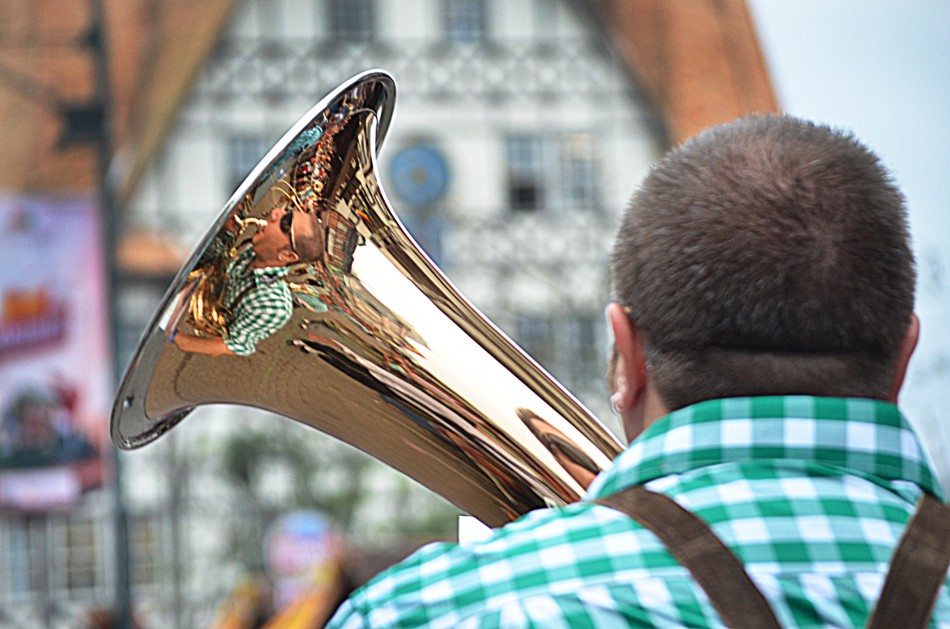 Tempo firme colaborou e público lotou o segundo desfile da Oktoberfest