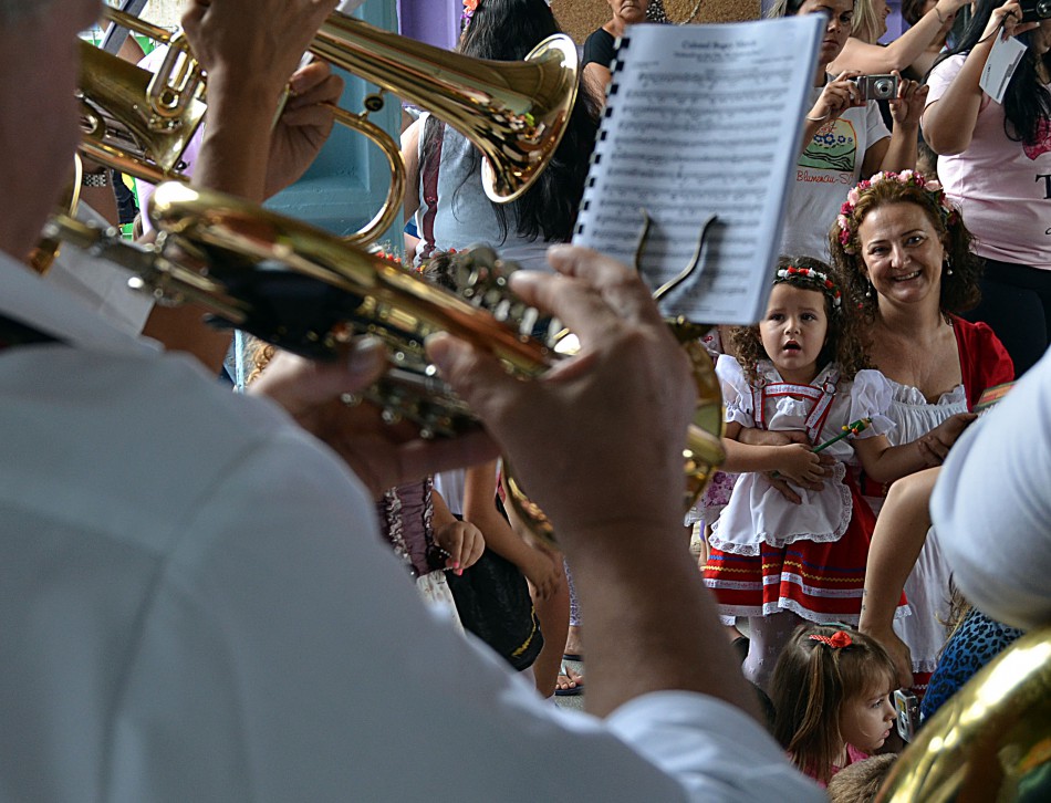 Banda alemã leva alegria para crianças do CEI Heinrich Reif